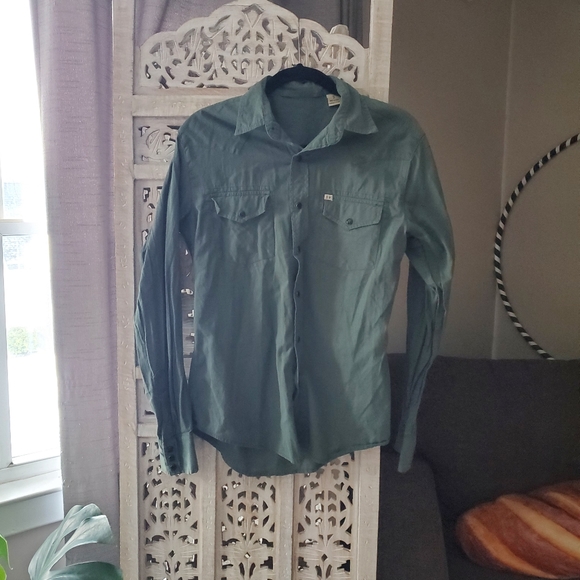 Buttonup - Picture 3 of 6